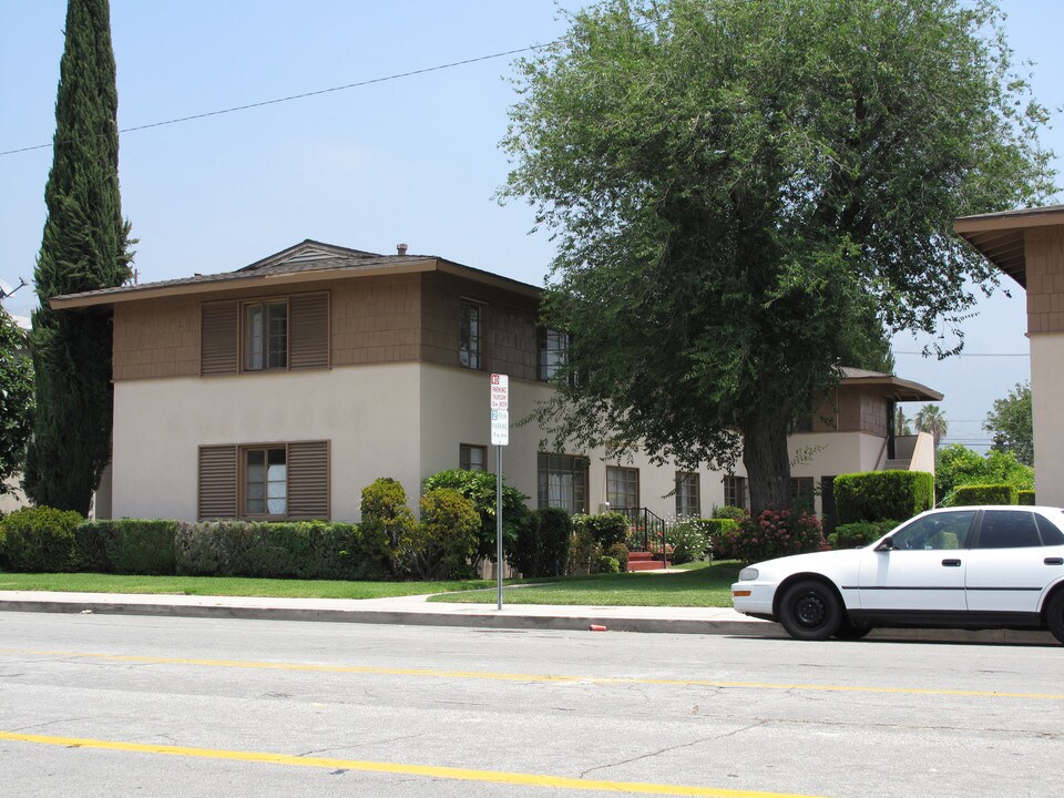 2106 N Lincoln St in Burbank, CA - Building Photo