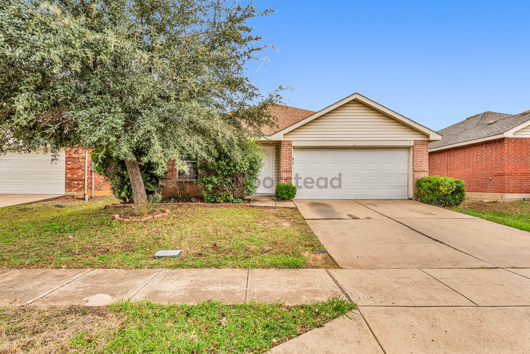 1424 Queens Brook Ln in Fort Worth, TX - Building Photo