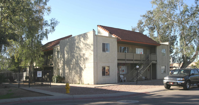 Los Jardines Apartments in Phoenix, AZ - Building Photo - Building Photo