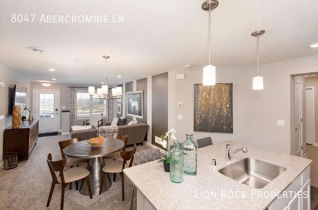 8047 Abercrombie Ln in Woodbury, MN - Foto de edificio - Building Photo