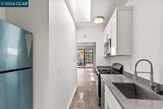 646 Hegenberger Rd in Oakland, CA - Building Photo - Building Photo