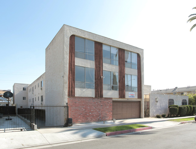 7008 Stafford Ave in Huntington Park, CA - Foto de edificio - Building Photo