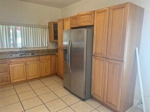 621 NW 23rd Pl-Unit -A in Miami, FL - Building Photo - Building Photo