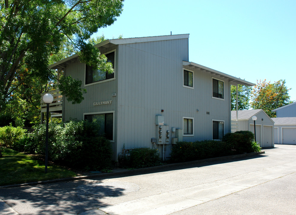 2419 Mcbride Ln in Santa Rosa, CA - Building Photo