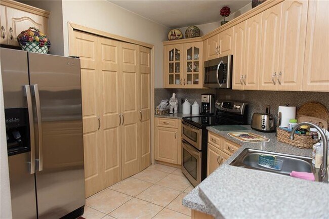 6276 NW 186th St, Unit 215 in Hialeah, FL - Building Photo - Building Photo