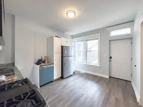 3649 W Montrose Ave, Unit M01H in Chicago, IL - Foto de edificio - Building Photo