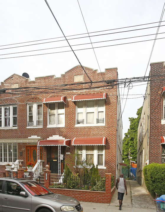 700 Logan St in Brooklyn, NY - Building Photo