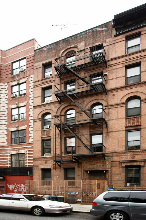 211 Henry St in New York, NY - Building Photo