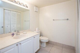 701 N Pine Island Rd, Unit 303 in Plantation, FL - Foto de edificio - Building Photo
