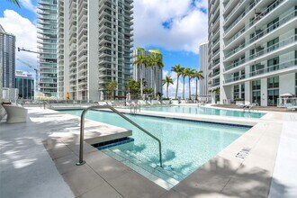 90 SW 3rd St in Miami, FL - Building Photo - Building Photo