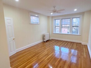 27 Ellery St, Unit 2 in Cambridge, MA - Foto de edificio - Building Photo