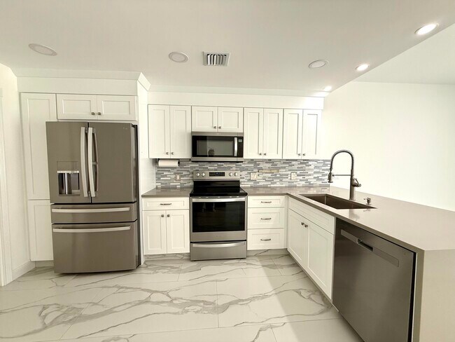 117 Waterford Dr in Jupiter, FL - Building Photo - Building Photo