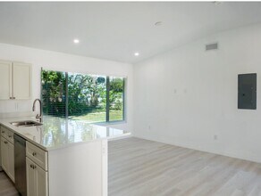 121 S Lake Dr in Lantana, FL - Building Photo - Building Photo