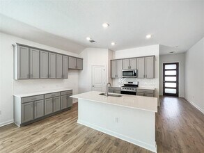 1829 Walnut Grv Bnd in Leander, TX - Foto de edificio - Building Photo
