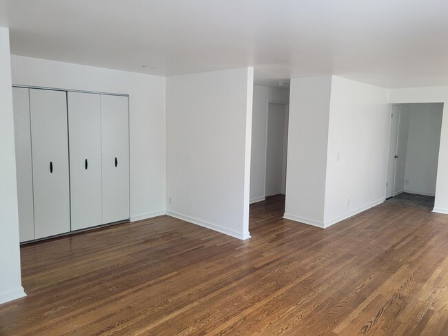 5512 Woodlawn Ave N, Unit Main Floor