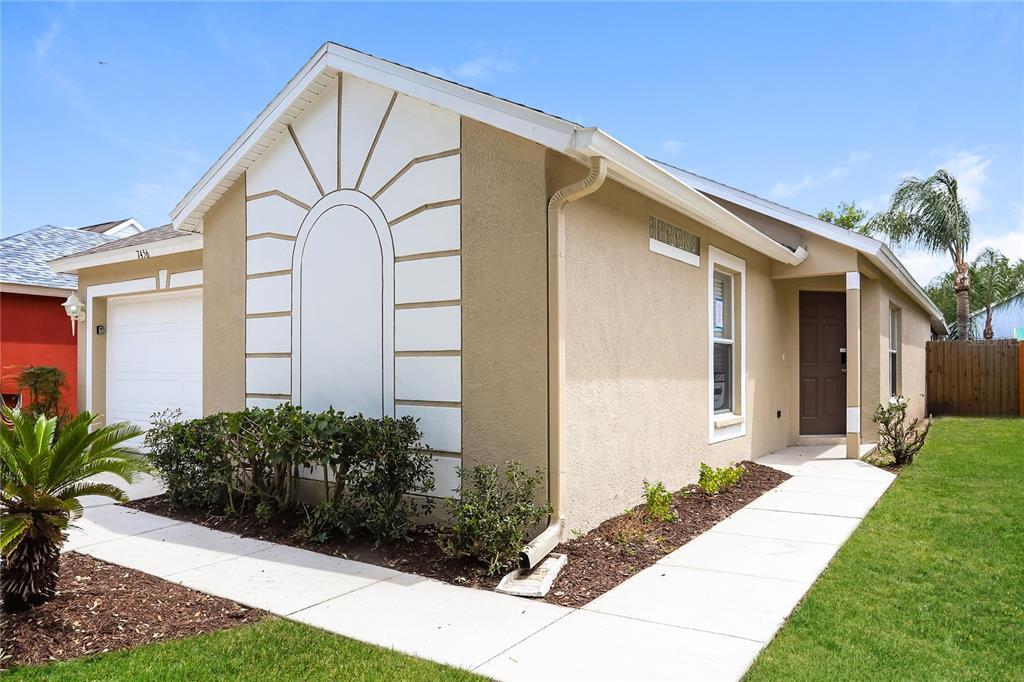 7456 Oxford Garden Cir in Apollo Beach, FL - Building Photo