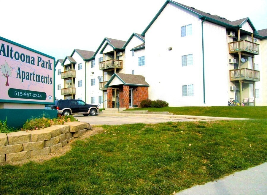 445 2nd St NW in Altoona, IA - Building Photo