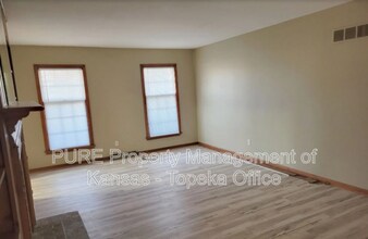 2215 SE Kentucky Ave in Topeka, KS - Building Photo - Building Photo