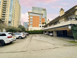 Bellevue Vista in Bellevue, WA - Building Photo - Interior Photo