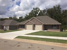 2904 SW Amberwood Ave in Bentonville, AR - Building Photo