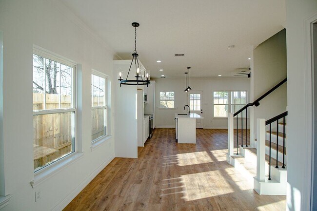 924 W Austin St, Unit A in Conroe, TX - Foto de edificio - Building Photo