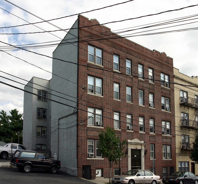 372 Anderson Ave in Cliffside Park, NJ - Building Photo - Building Photo