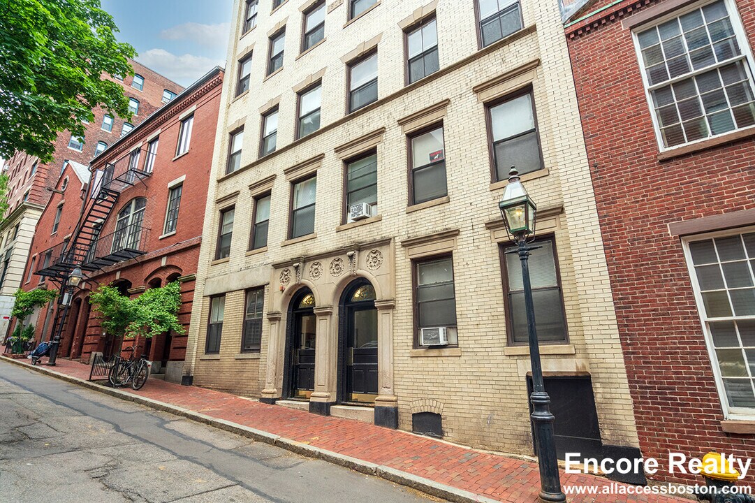 50 Joy St, Unit 2 in Boston, MA - Building Photo