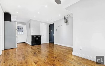 East 1st Street in New York, NY - Foto de edificio - Building Photo