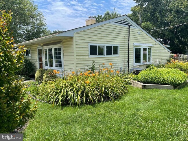 property at 2409 Woodcroft Rd