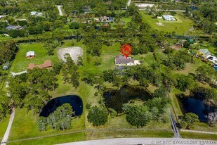 5562 Reynolds Rd in Wellington, FL - Building Photo