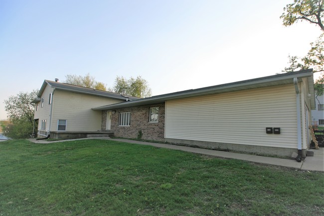 921 Pius Ln in Bettendorf, IA - Building Photo - Building Photo