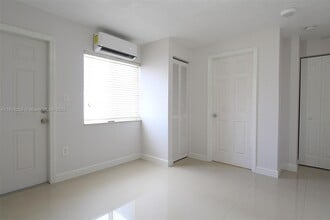 7281 SW 9th St in Miami, FL - Building Photo - Building Photo