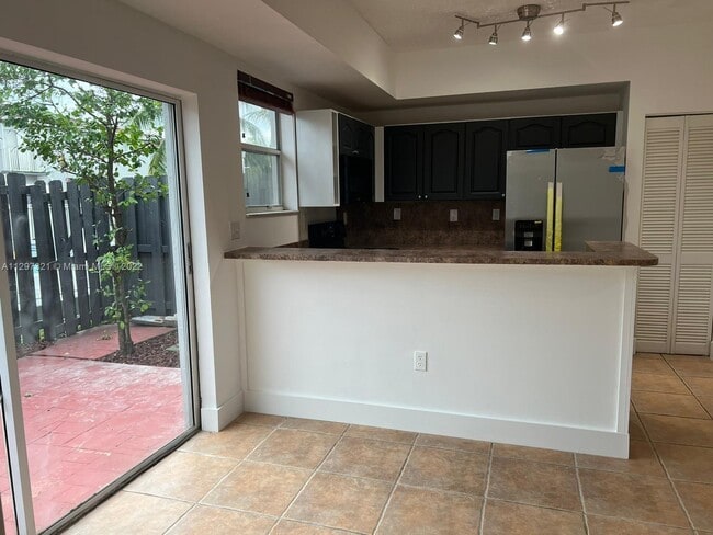 5240 NW 109th Ave-Unit -4 in Doral, FL - Foto de edificio - Building Photo