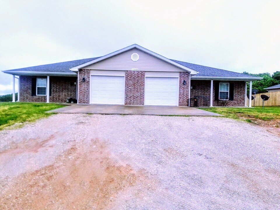 21048B Harbor Ln in St. Robert, MO - Building Photo
