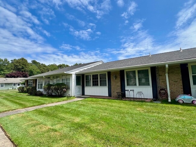 369 Woodbridge Dr in Ridge, NY - Foto de edificio - Building Photo