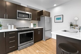 750 11th Ave E, Unit 201 in Seattle, WA - Foto de edificio - Building Photo