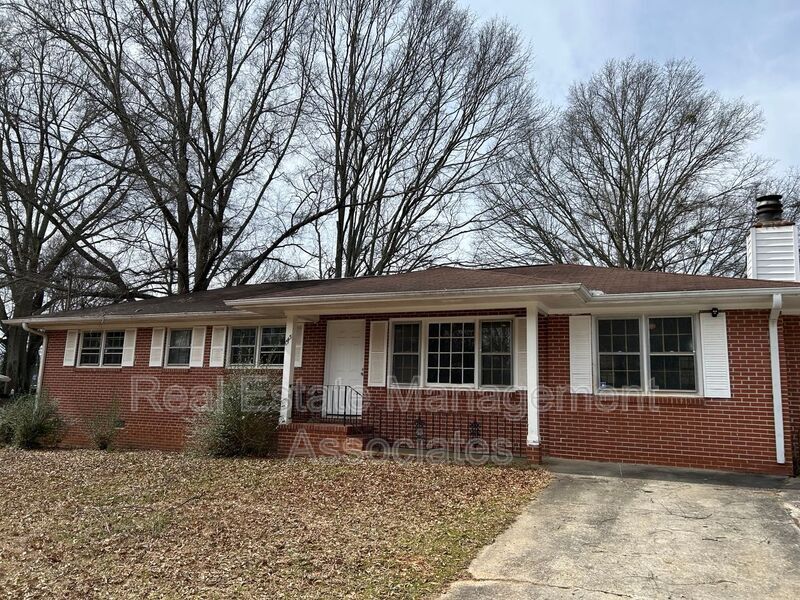 1343 Oakdale Dr in Griffin, GA - Building Photo