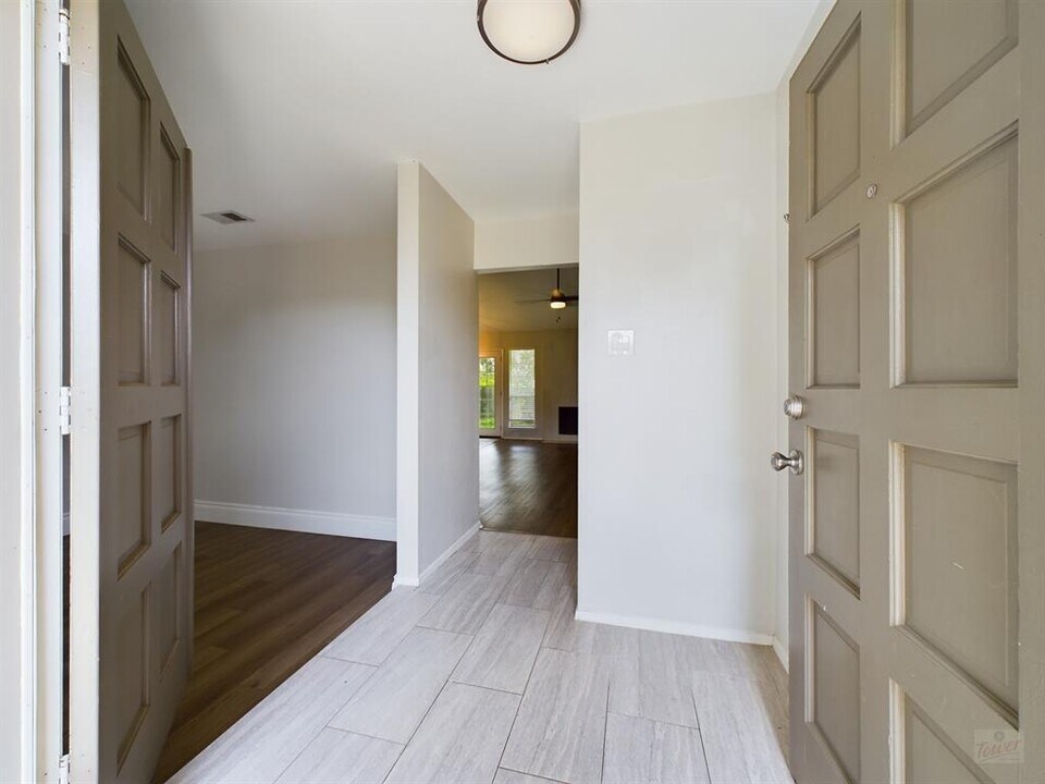 12102 Grey Rock Ln in Austin, TX - Foto de edificio