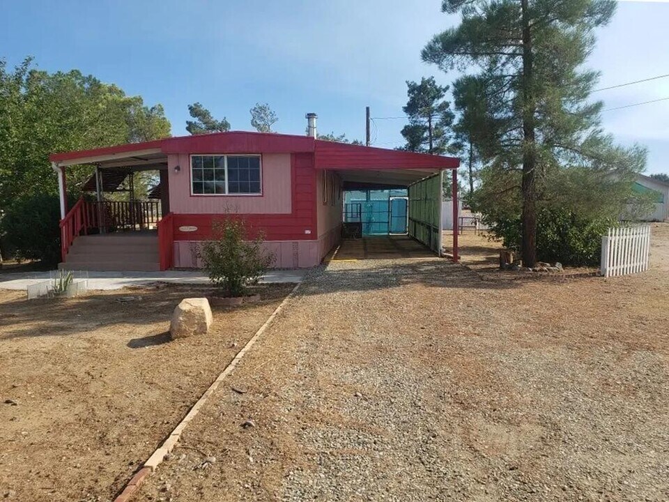 9857 Avenal St in Oak Hills, CA - Building Photo