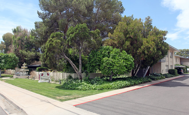 The Hibiscus Apartments in Phoenix, AZ - Building Photo - Building Photo