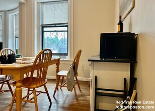 1942 Beacon St, Unit 1 in Boston, MA - Building Photo - Building Photo
