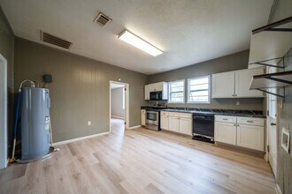 807 Walnut St in Conway, AR - Building Photo - Building Photo