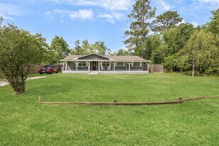 16766 Lake Cir in Conroe, TX - Building Photo