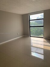 911 E Ponce De Leon Blvd in Coral Gables, FL - Building Photo - Building Photo