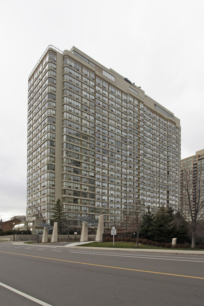 55 Elm Dr W in Mississauga, ON - Building Photo - Building Photo