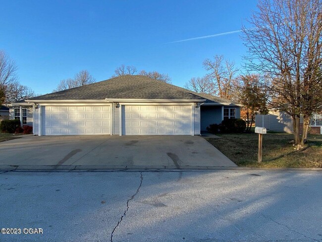 1721 Redbud Dr in Joplin, MO - Foto de edificio - Building Photo