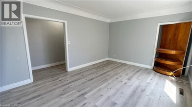 336 Queenston Rd in Hamilton, ON - Building Photo - Building Photo