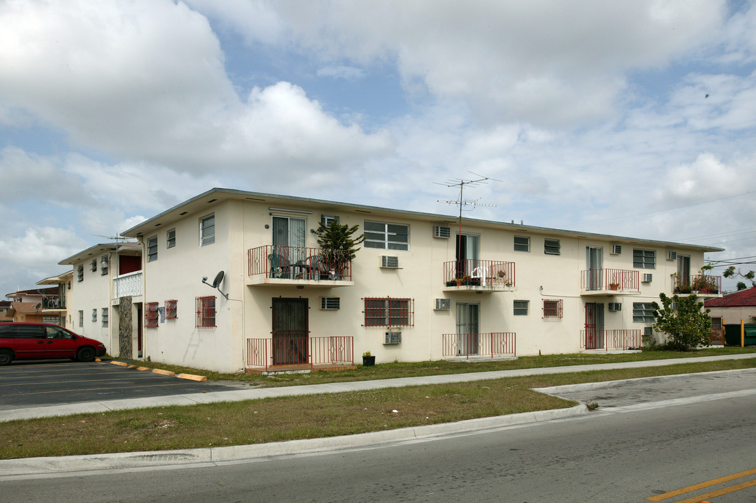 105 W 26th St in Hialeah, FL - Building Photo