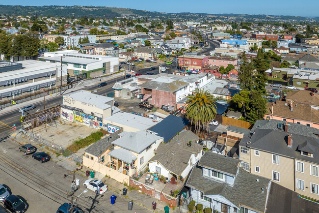 1716 46th Ave in Oakland, CA - Foto de edificio - Building Photo