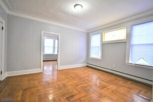 352 Wainwright St, Unit 1L in Newark, NJ - Building Photo